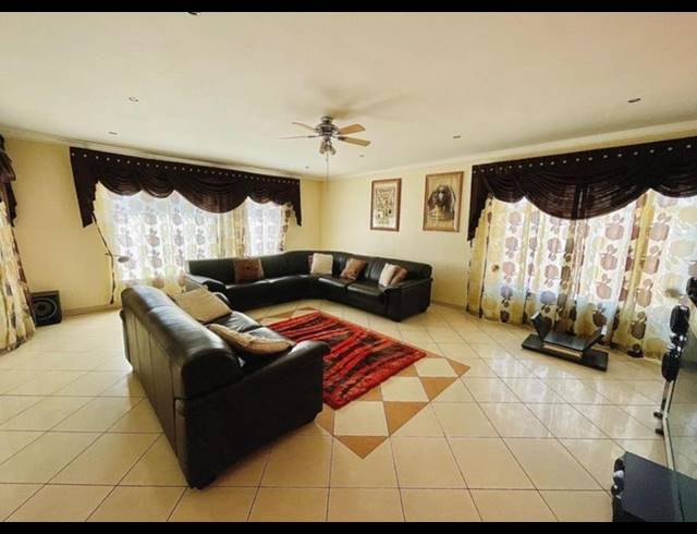 6 BEDROOM HOUSE FOR SALE IN GLENANDA